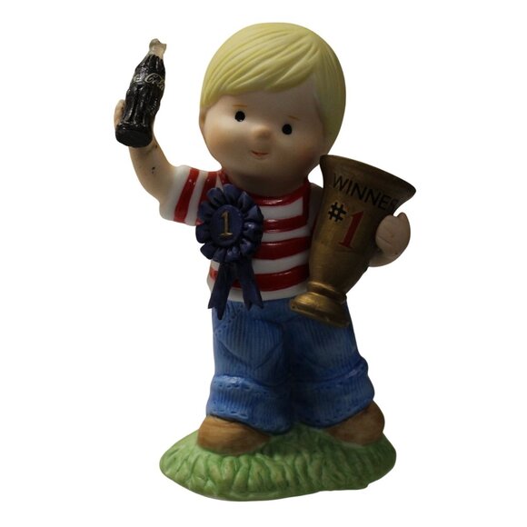 Coca-Cola Enesco "Three Cheers For A Friend Like You" Figurine 859583 Boy Trophy - Picture 2 of 7